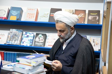 یکی از مهمانان غرفه انتشارات فارس