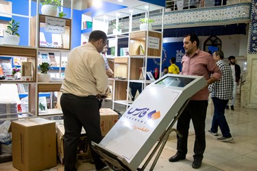 جمع آوری وسایل های غرفه انتشارات خبرگزاری فارس در ساعات پایانی نمایشگاه کتاب