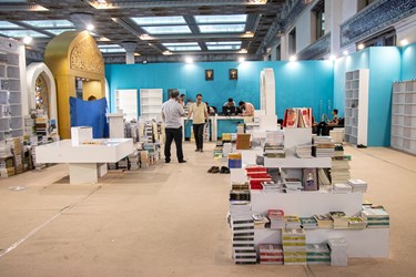 جمع آوری کتاب های باقی مانده در غرفه ی آستان قدس رضوی در نمایشگاه کتاب