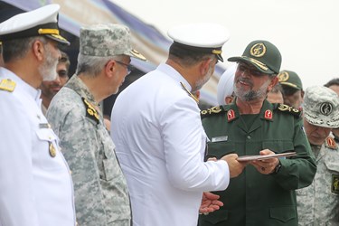 تجلیل فرمانده ناوگروه 86 نیروی دریایی ارتش