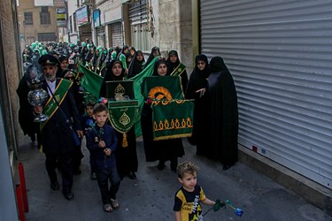 شادپیمایی دختران شیرازی در ولادت حضرت معصومه(س)