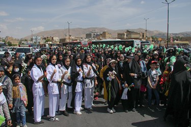 شادپیمایی دختران شیرازی در ولادت حضرت معصومه(س)