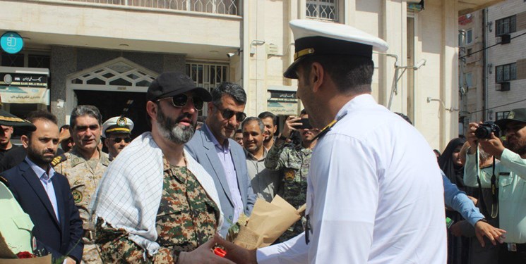 استقبال گرم مردم از دو عضو ناوگروه 86 نیروی دریایی ارتش در گلستان