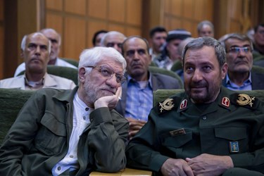 از سمت راست : سردار جهانبخش کرمی فرمانده سپاه انصارالمهدی (عج) استان زنجان و صادق آهنگران در مراسم گرامیداشت سالروز آزادسازی خرمشهر