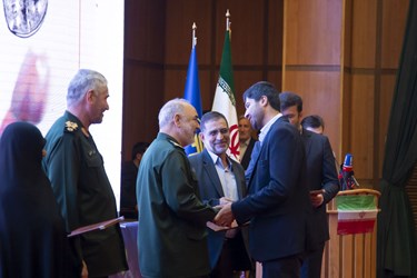 تقدیر از فرزند شهید احمد کاظمی در مراسم گرامیداشت سالروز آزادسازی خرمشهر