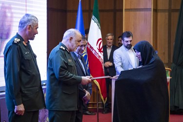 تقدیر از خانواده های شهدا در مراسم گرامیداشت سالروز آزادسازی خرمشهر