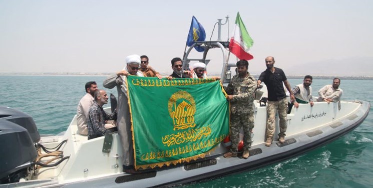 پرچم رضوی در آغوش نیروهای ویژه سپاه در خلیج فارس