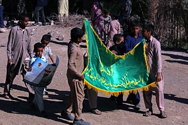 حمل پرچم آستان مقدس حضرت سید علاءالدین حسین(ع) توسط جوانان و نوجوانان دهستان هودیان 