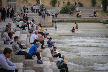 حضور عصرگاهی کنار«زاینده رود»