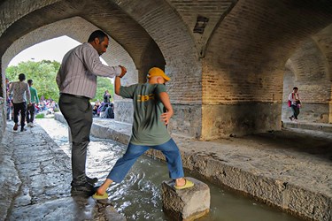 حضور عصرگاهی کنار«زاینده رود»