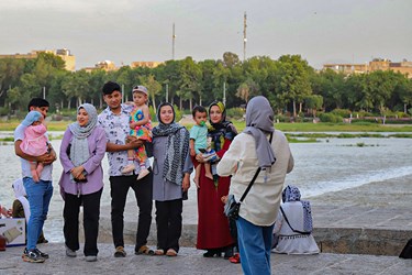 حضور عصرگاهی کنار«زاینده رود»