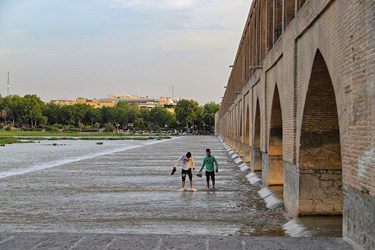 حضور عصرگاهی کنار«زاینده رود»