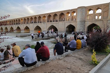 حضور عصرگاهی کنار«زاینده رود»