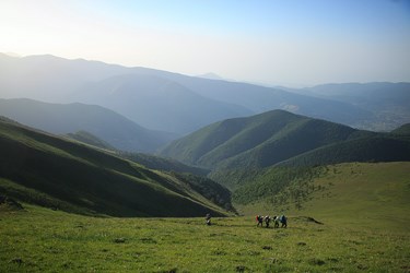 کوهنوردان در حال صعود به قله شاه علمدار کلاردشت  