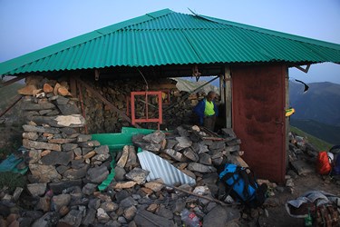 پناهگاه مخروبه در قله شاه علمدار 