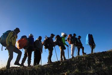 کوهنوردان در ارتفاعات کوهستانی 