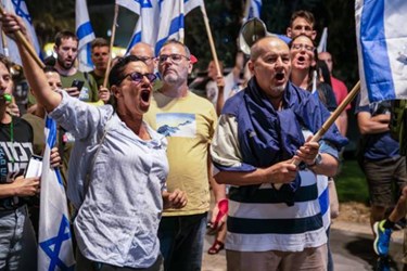 Thousands of Angry Protesters Rail Against Israeli PM's Extremist Policies 