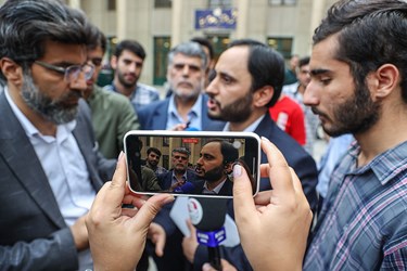 علی بهادری جهرمی سخنگوی دولت پس از پایان جلسه پرسش و پاسخ دانشجویان در دانشکده حقوق و علوم سیاسی دانشگاه تهران 