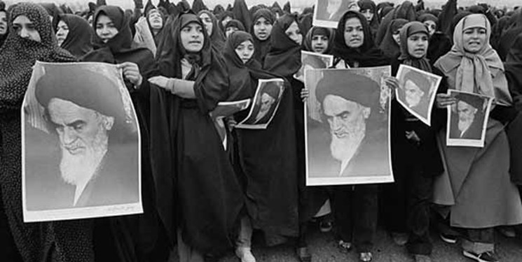 نیمی از انقلاب ما به دوش زنان‌ باحجاب و انقلابی بود
