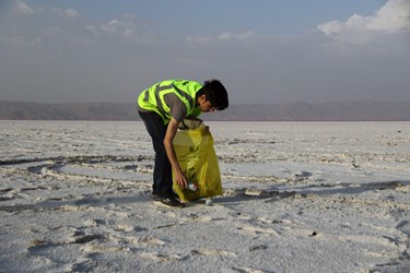 پاکسازی حاشیه «دریاچه صورتی» شیراز 