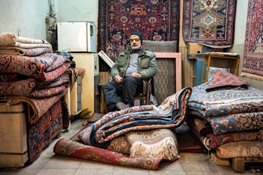 یکی از حجره داران قدیمی بازار فرش تهران