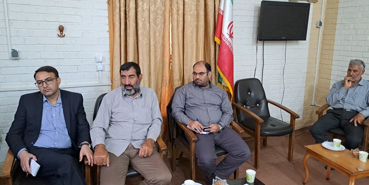 نشست هم‌اندیشی فرماندار اردستان با پیشگامان انقلاب اسلامی