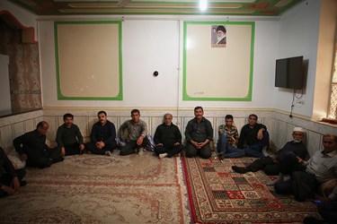 وابستگان فامیلی سروان شهید محمد قنبری در منزل شهید