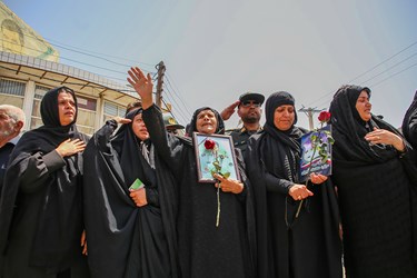 عزاداری همسر(نفر دوم از راست) و دختر (نفر اول از چپ)  شهید محمد قنبری در آیین تشییع شهید در ایذه
