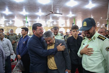 نفردوم از راست: پسر شهید محمد قنبری در آیین تشییع پیکر پدرش در شهرستان ایذه