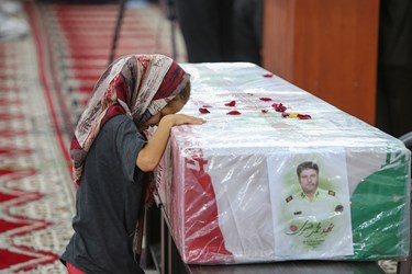 وداع دختر شهید محمد قنبری در آیین تشییع پیکر پدرش