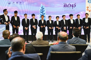 اجرای گروه سرود در مراسم افتتاح نمایشگاه آبادیران
