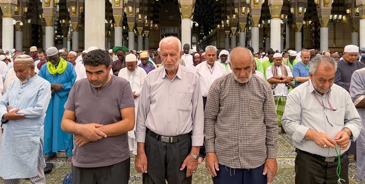 حضور زائران ایرانی در نمازهای جماعت مسجدالنبی+عکس