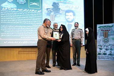 اهدای نشان فداکاری به خانواده‌های شهدا توسط امیر سرلشکر سیدعبدالرحیم موسوی فرمانده کل ارتش 