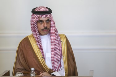 فیصل بن فرحان وزير امور خارجه عربستان سعودی در نشست خبری مشترک با وزیر امور خارجه کشورمان 