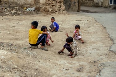 سرگرمی بچه های محله در خاک خانه های خراب و رهاشده و عدم توجه خانواده های محلات جهت جلوگیری از فرزندانشان در  محله قدیمی سنگ سیاه شیراز