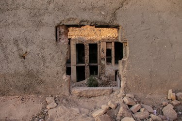 محل ورود معتادین به یکی از خانه های مخروبه و رها شده در بافت، علی رغم اعلام مسئولین در مسدود کردن محل ورود به خانه های خراب و رها شده در بافت