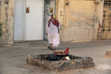 رعایت نکردن بعضی از اهالی محل و رها کردن زباله در مسیر عبور ساکنین  محله قدیمی سنگ سیاه شیراز