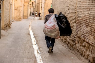 حضور معتادین کوچه های  محله قدیمی سنگ سیاه شیراز