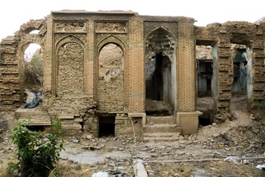 نمایی از خانه خراب و رها شده در بافت محله قدیمی سنگ سیاه شیراز