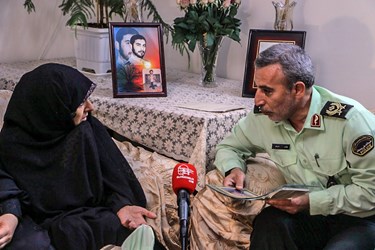 لحظه اعلام خبر شناسایی هویت شهید گمنام به خواهر شهید «حسین علامه»