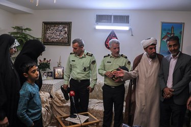 لحظه اعلام خبر شناسایی هویت شهید گمنام به خواهر شهید «حسین علامه»