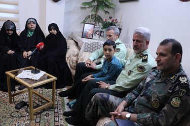 لحظه اعلام خبر شناسایی هویت شهید گمنام به خواهر شهید «حسین علامه»