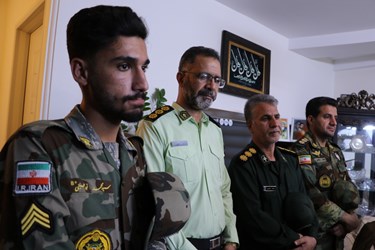 لحظه اعلام خبر شناسایی هویت شهید گمنام به خواهر شهید «حسین علامه»