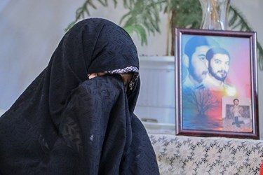 لحظه اعلام خبر شناسایی هویت شهید گمنام به خواهر شهید «حسین علامه»