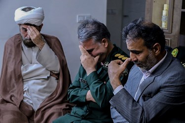 لحظه اعلام خبر شناسایی هویت شهید گمنام به خواهر شهید «حسین علامه»