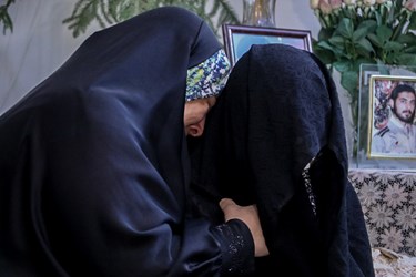 لحظه اعلام خبر شناسایی هویت شهید گمنام به خواهر شهید «حسین علامه»