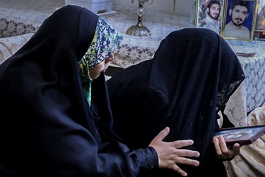 لحظه اعلام خبر شناسایی هویت شهید گمنام به خواهر شهید «حسین علامه»