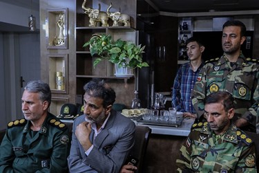 لحظه اعلام خبر شناسایی هویت شهید گمنام به خواهر شهید «حسین علامه»