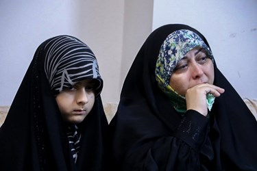 لحظه اعلام خبر شناسایی هویت شهید گمنام به خواهر شهید «حسین علامه»