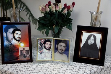 لحظه اعلام خبر شناسایی هویت شهید گمنام به خواهر شهید «حسین علامه»